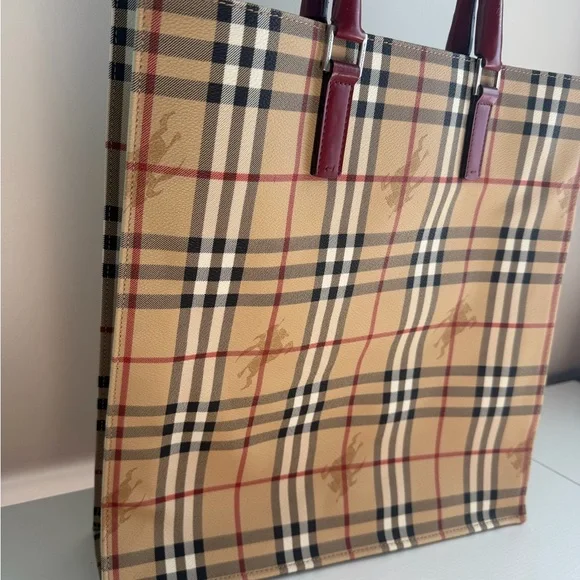 Burberry Tote Preowned In Great condition - Picture 4 of 9